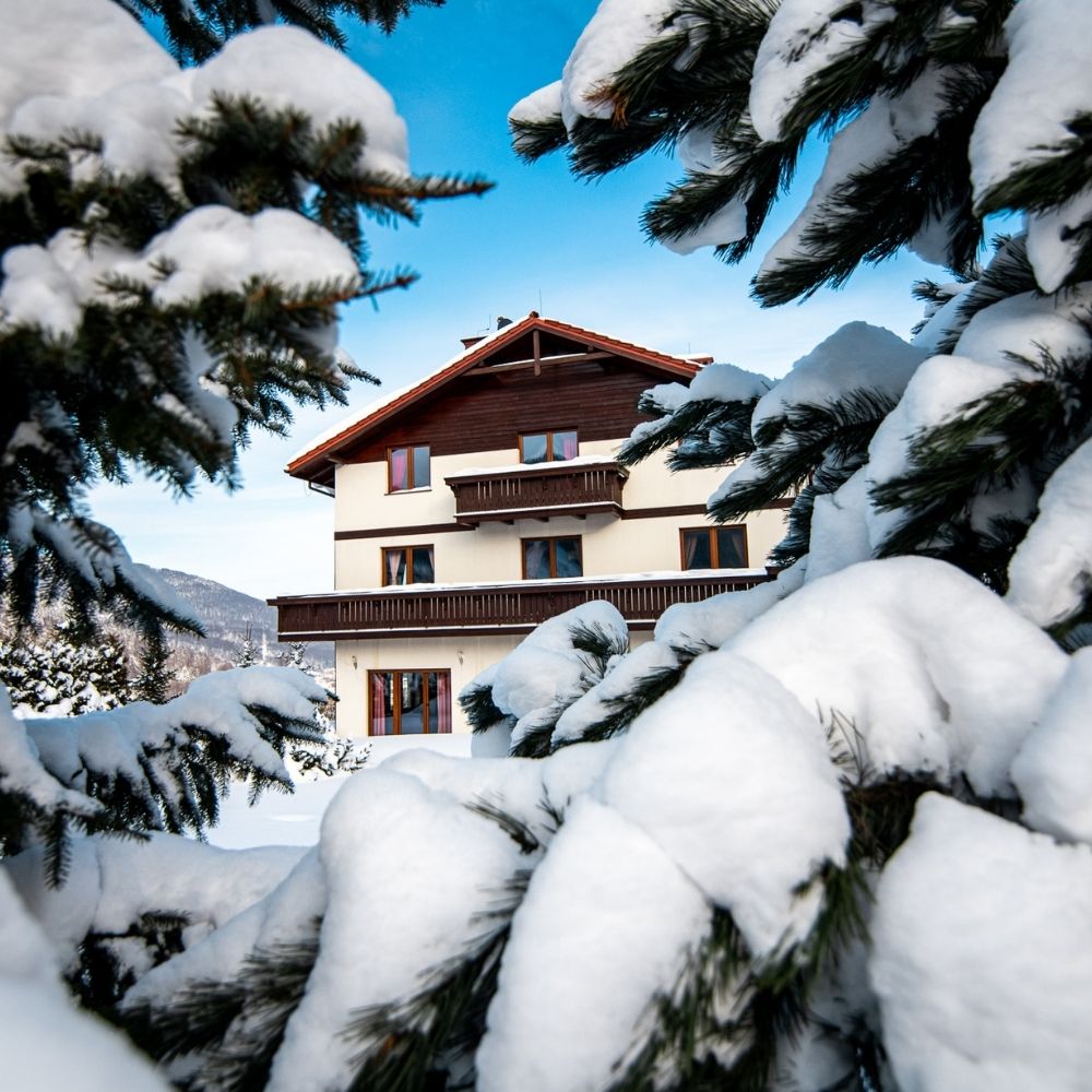 widok na dom zimą w Przystanku Góry